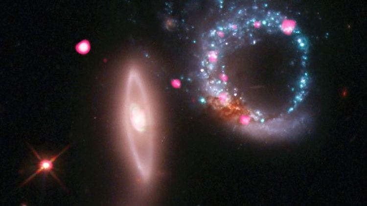 Das Bild zeigt die besondere Formation im All. Wahrscheinlich ist eine Spiralglaxie mit einer elliptischen Galaxie kollidiert.