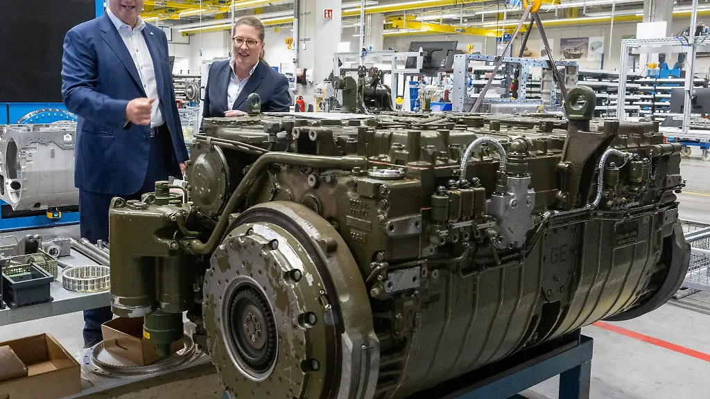 Susanne-Wiegand-Geschaeftsfuehrerin-von-Renk-erklaert-Markus-Soeder-das-Getriebe-fuer-einen-Panzer