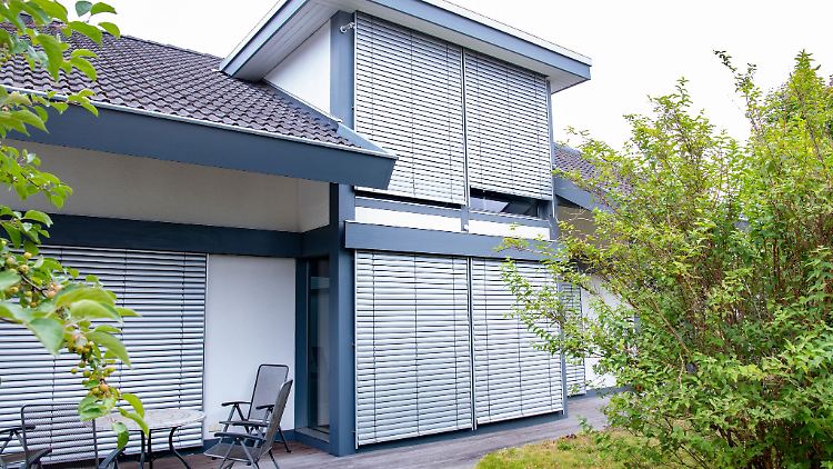 Jalousien, Rollos & Co.: Maßnahmen zum sommerlichen Wärmeschutz können als energetische Maßnahme gelten und so von der Steuer abgesetzt werden.