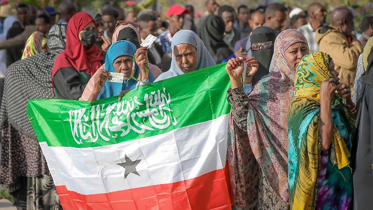 Im November 2024 stehen Frauen vor einem Wahlbüro in der Warteschlange. Somaliland ist mehrheitlich muslimisch und wird vergleichsweise demokratisch regiert.