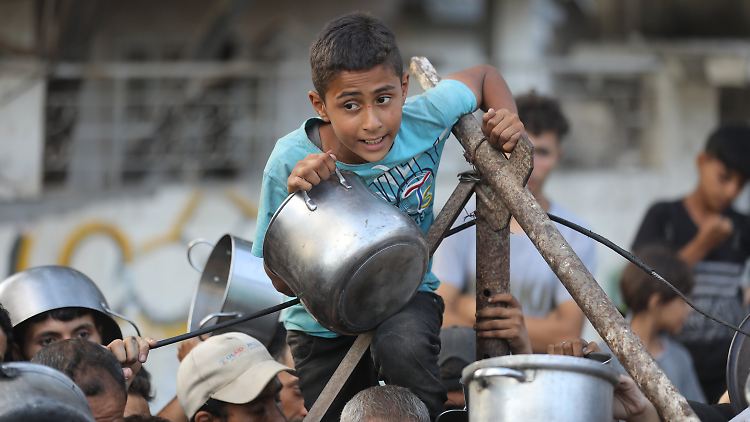Dem Leiter des ehemals größten Krankenhauses im Gazastreifen zufolge starben in mehreren Kliniken in dem Palästinensergebiet allein in den vergangenen drei Tagen 21 Kinder an Unterernährung und Hunger.
