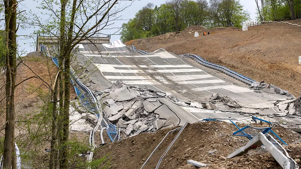 Nach-der-erfolgreichen-Sprengung-liegt-die-Rahmede-Talbruecke-wie-geplant-in-ihrem-Fallbett-die-Asphalt-Fahrbahn-ist-noch-gut-zu-erkennen