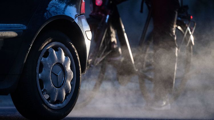 Im Bereich Verkehr zeige sich zwar "ein kontinuierlicher und deutlicher Rückgang". Das Ausgangsniveau der klimaschädlichen Emissionen sei allerdings sehr hoch. 