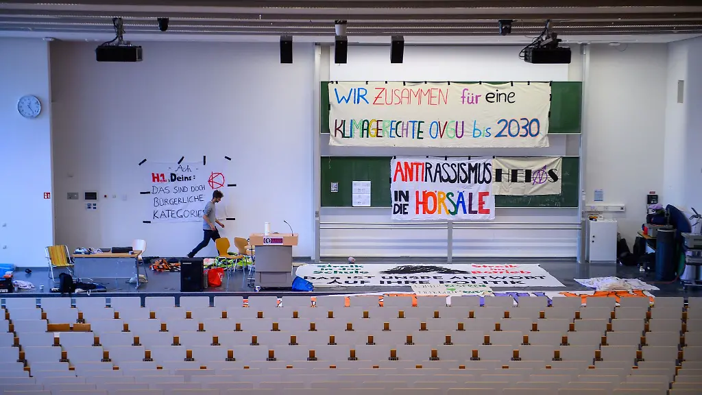 Wir-zusammen-fuer-eine-Klimagerechte-OVGU-bis-2030-ist-auf-den-groessten-Bannern-im-Audimax-der-Otto-vorn-Guericke-Universitaet-zu-lesen