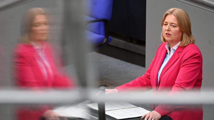 Vor allem bei kleinen Unternehmen und Geringverdienern sieht Bas noch große Lücken.