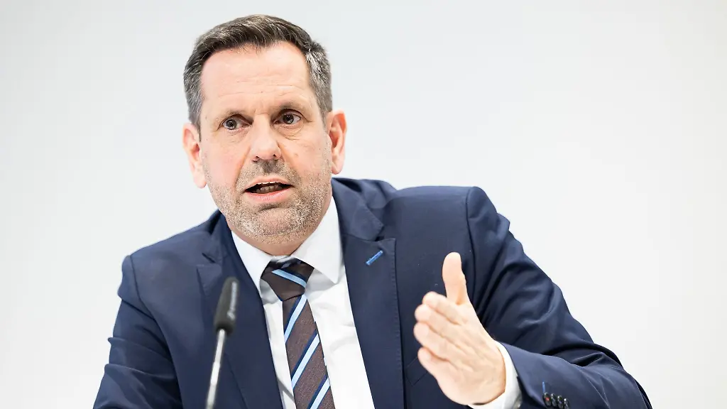 Olaf-Lies-SPD-Wirtschaftsminister-Niedersachsen-spricht-waehrend-einer-Pressekonferenz