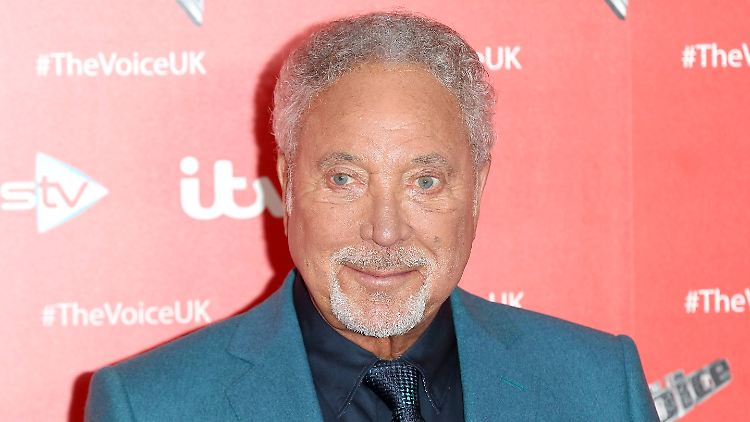 Kaum ein Künstler steht schon so lange auf der Bühne wie Tom Jones. Nun muss er seine Fans in Bremen aus gesundheitlichen Gründen vertrösten.