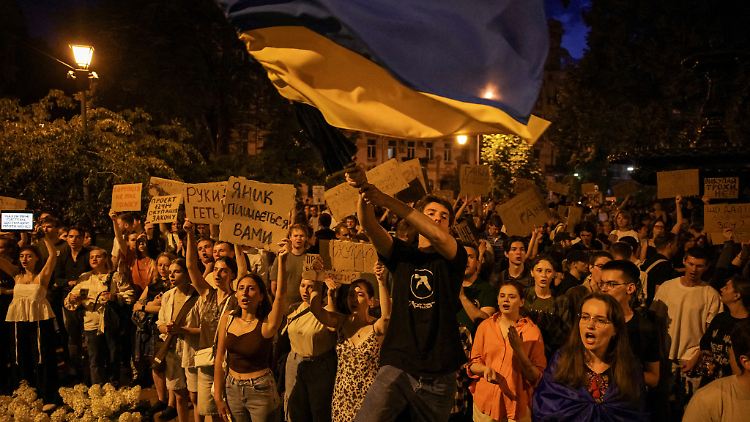 Beim ukrainischen Volk ist Wolodymyr Selenskyj sehr beliebt. Doch nun gibt es stärkere Gegenwehr.