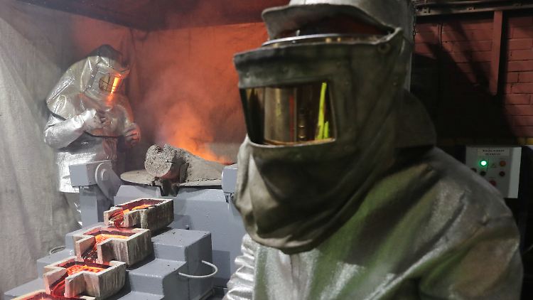 Produktion von Gold-Barren in Kasachstan.