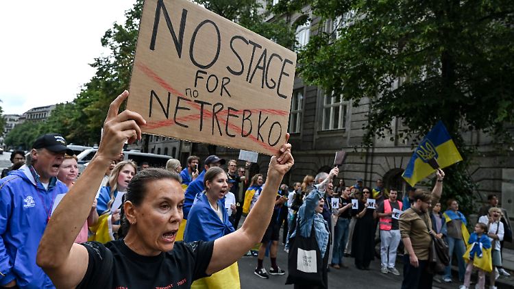 Die Demonstranten forderten unter anderem: "Keine Bühne für Netrebko".
