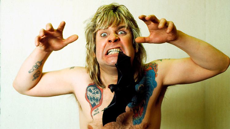 Nachdem er einer echten Fledermaus den Kopf abbiss, musste Ozzy Osbourne ins Krankenhaus, um sich gegen Tollwut impfen zu lassen.