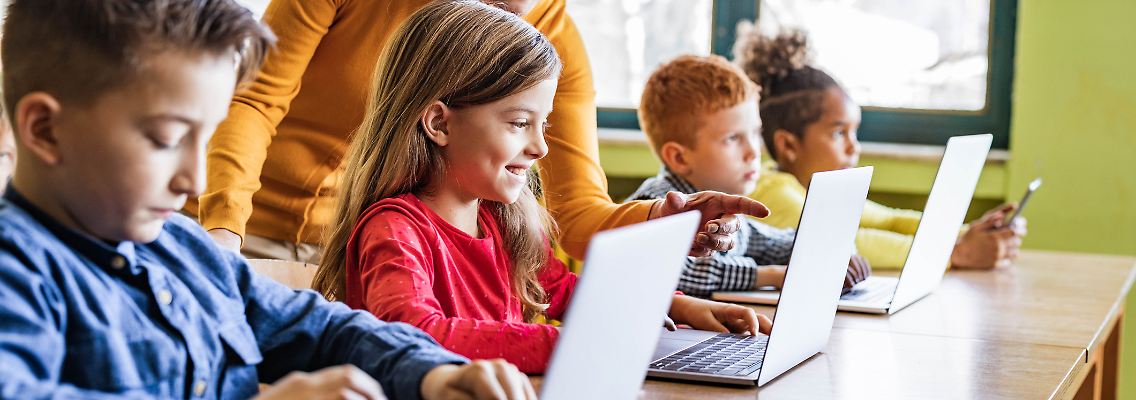 Laptops werden immer häufiger zum festen Bestandteil des Schulalltages. Doch worauf kommt es beim Kauf wirklich an?