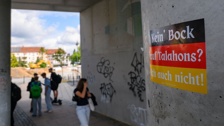 Ein Aufkleber in den deutschen Nationalfarben an einer Mauer am Busbahnhof der Stadt Spremberg. Darauf wird gegen Jugendliche arabischer Herkunft (Talahons) Stimmung gemacht.