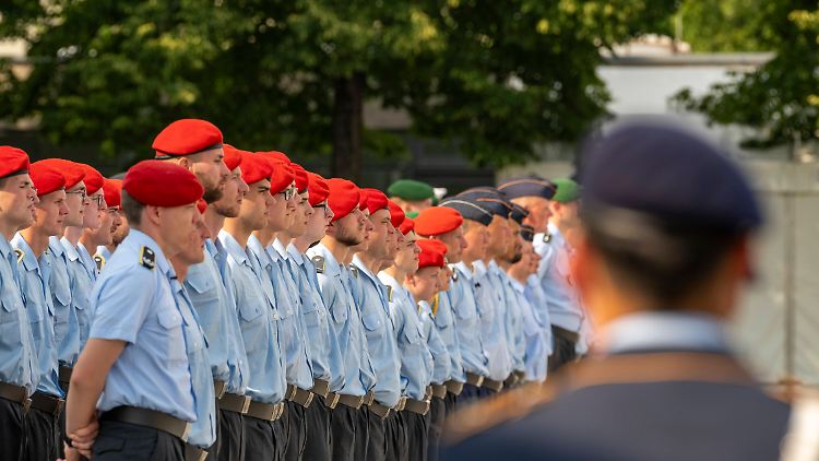 Feierliches Gelöbnis von Rekruten im Bendlerblock am 20. Juli, dem Tag des Stauffenberg-Attentats.