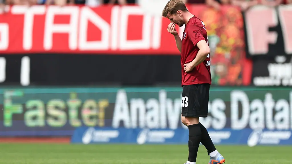 Der-Nuernberger-Christoph-Daferner-steht-nach-dem-Abpfiff-auf-dem-Platz