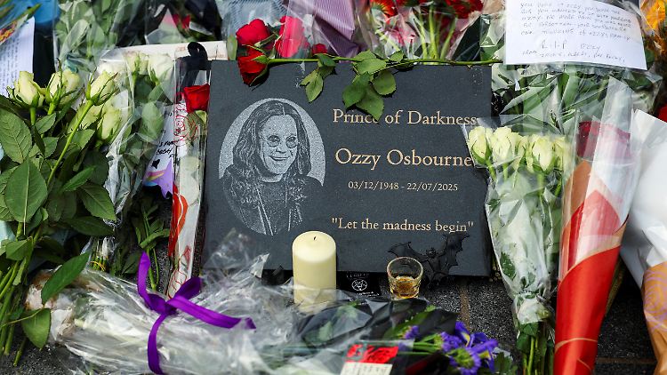 Große Anteilnahme in seiner englischen Heimatstadt Birmingham: Fans trauern nach dem Tod des "Prince of Darkness".
