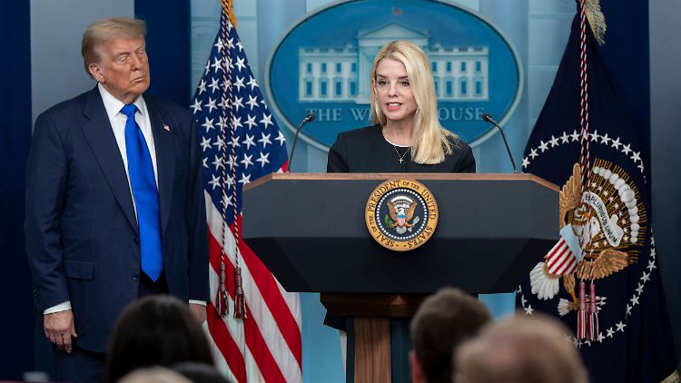 Trump und Justizministerin Bondi. Sie hatte im Mai beschlossen, die Epstein-Akten zu schließen.