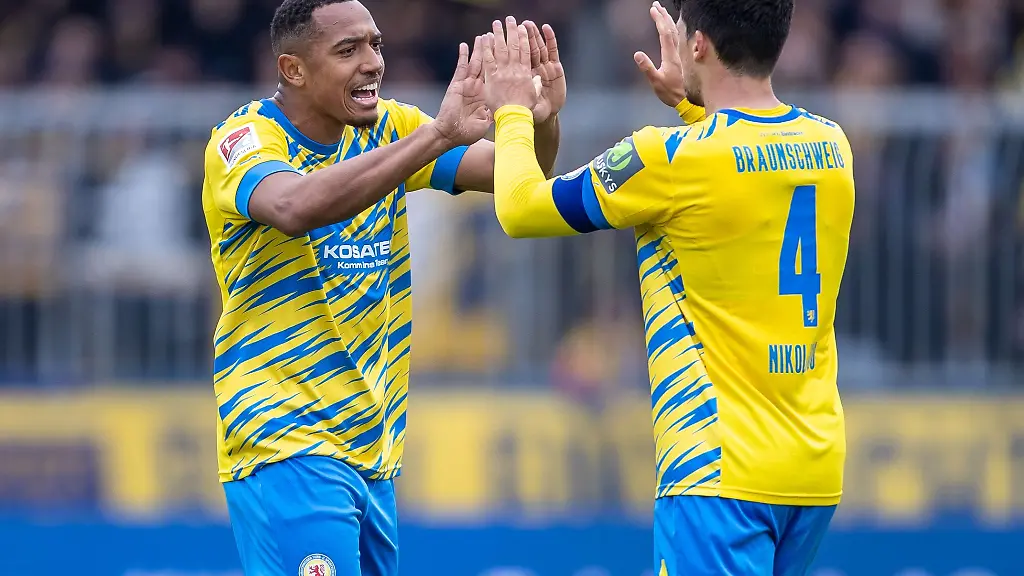 Braunschweigs-Anton-Donkor-l-und-Braunschweigs-Jannis-Nikolaou-freuen-sich-ueber-den-2-1-Sieg-gegen-Sandhausen