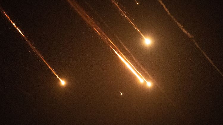 Es gibt Gefechtsköpfe für ballistische Raketen, die in der Höhe kleinere Submunition freisetzen.