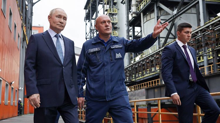 Schreckt offenbar Teile der deutschen Wirtschaft ab: Kriegsherr Putin, hier bei der Besichtigung einer Fabrik in Magnitogorsk.