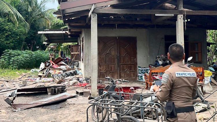 Dieses Bild der thailändischen Armee soll ein beschädigtes Haus nach Einschlägen von Artilleriegranaten zeigen.