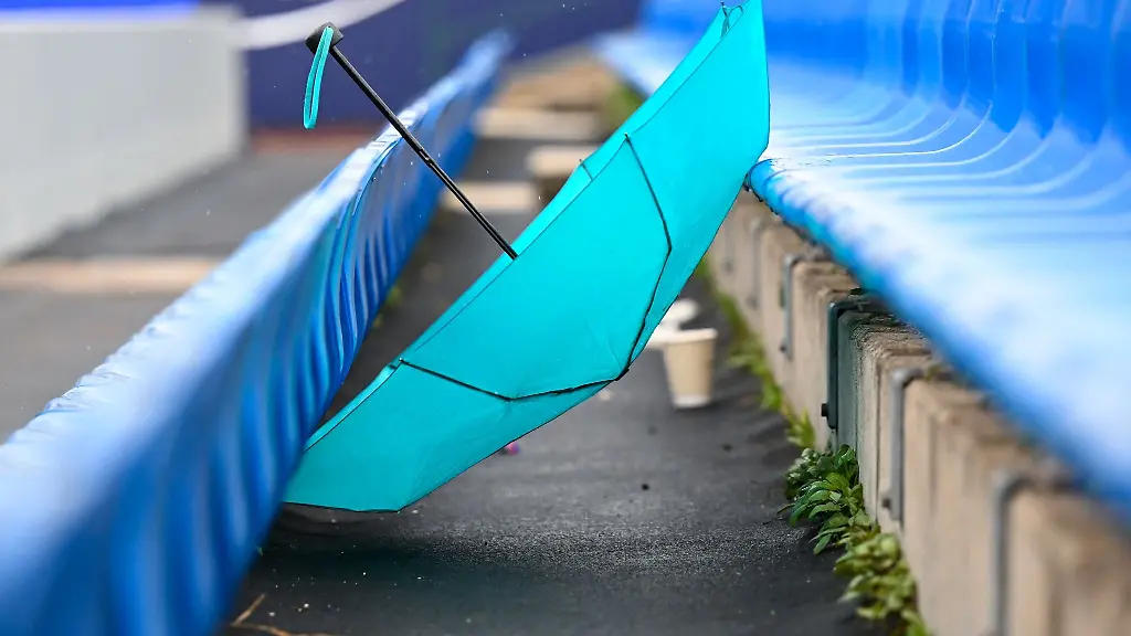 Ein-Regenschirm-liegt-auf-einer-Tribuene