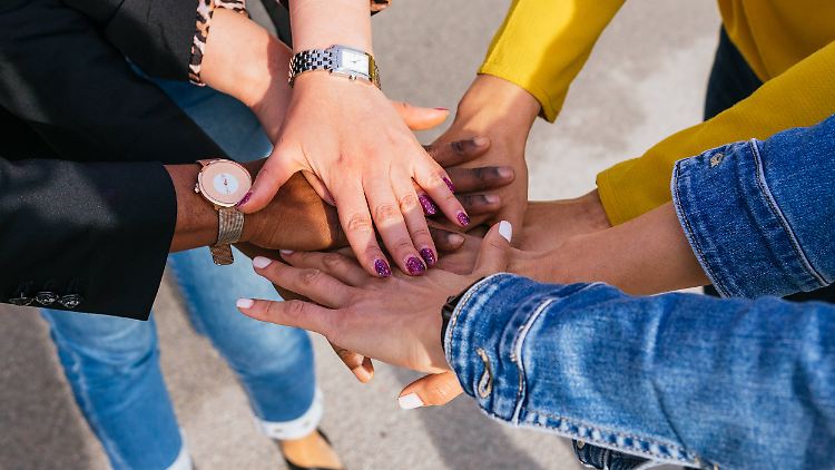 Je mehr Freunde, desto besser? Nicht unbedingt - eine Handvoll enger, verlässlicher Freundschaften reicht.