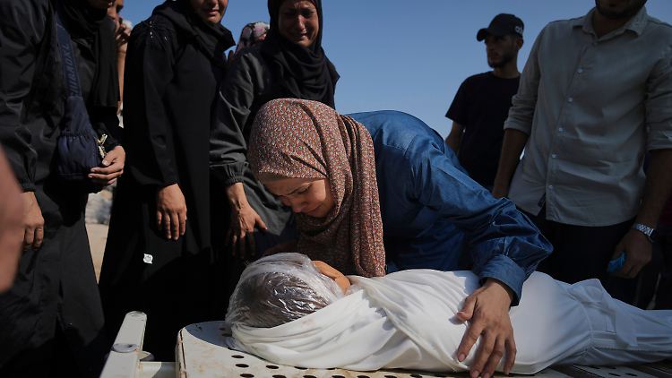Verwandte trauern um Salem Hussein, ein zwölfjähriges Kind, das bei israelischen Angriffen getötet wurde.