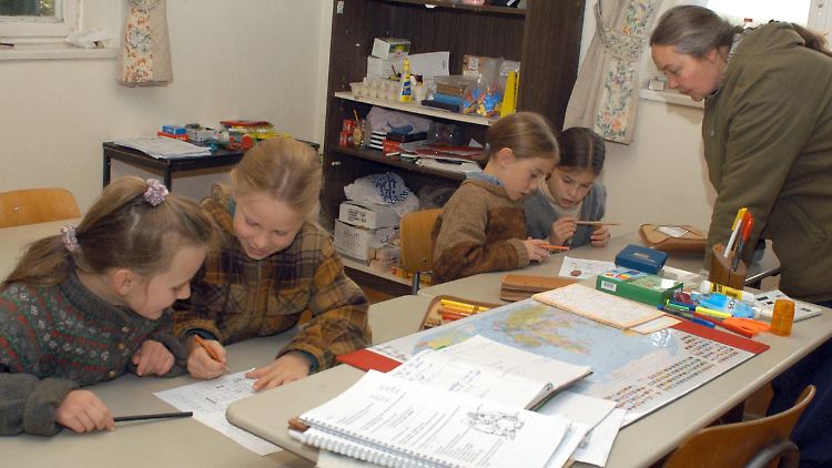 Die Kinder werden wie bei den "Zwölf Stämmen" systematisch von der Außenwelt abgeschirmt.