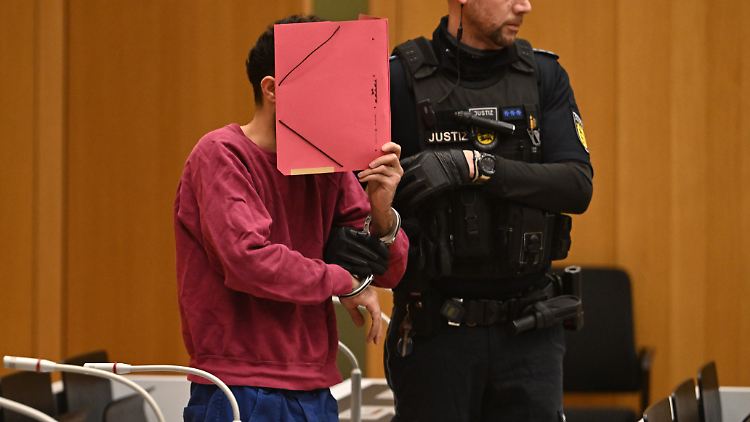 Der 25-jährige Täter hatte am 31. Mai 2024 auf dem Mannheimer Marktplatz fünf Teilnehmer einer Kundgebung sowie einen Polizisten mit einem Messer verletzt. 