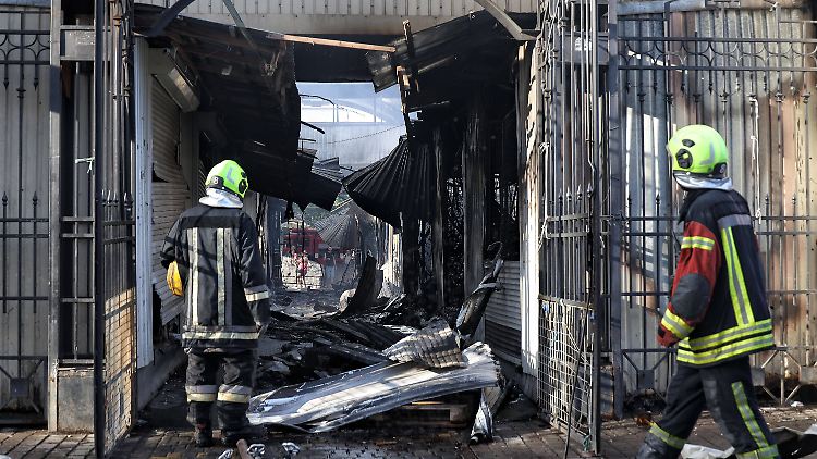 In der Hafenstadt Odessa ging der bekannte Markt Priwos durch Angriffe in Flammen auf.