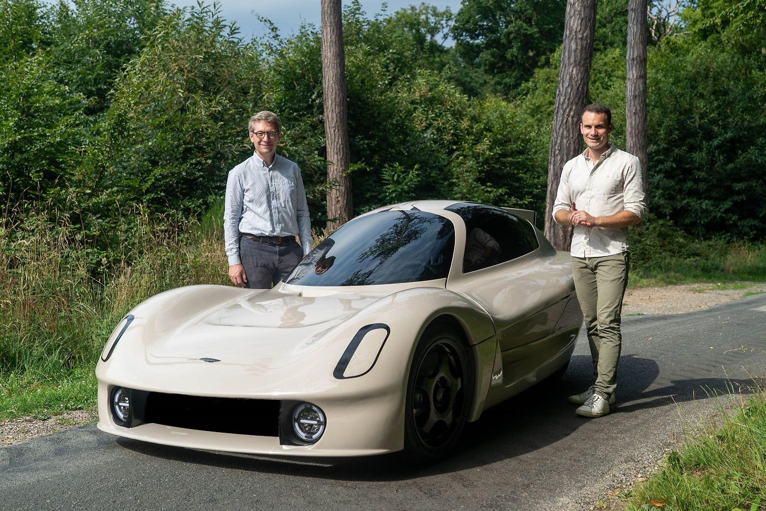 Die französischen Ingenieure Marc Guillemaud und Augustin Roulleaux Dugage haben mit dem Line das erste Modell ihres 2024 gegründeten Startups FacteurDix präsentiert. Das als L5e-Dreirad konzipierte Leichtbau-Fahrzeug ist ein Zweisitzer, ...