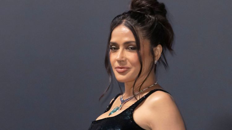 Macht auch im Abendkleid eine gute Figur: Salma Hayek.