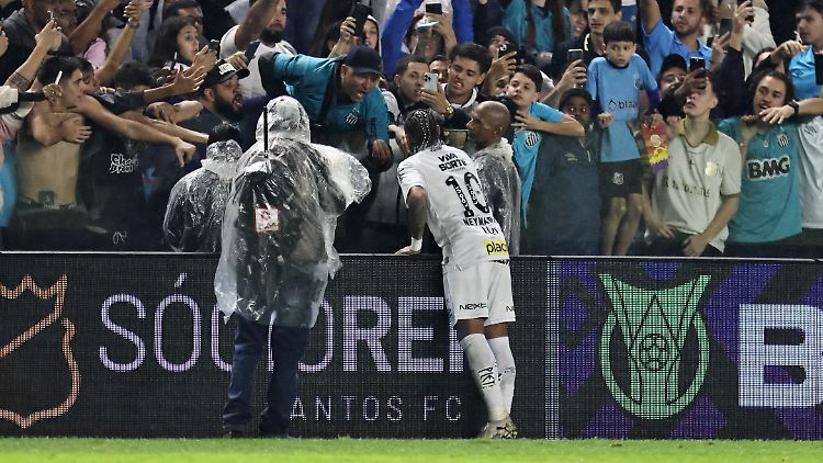 Neymar geht auf einen schimpfenden Fan los.