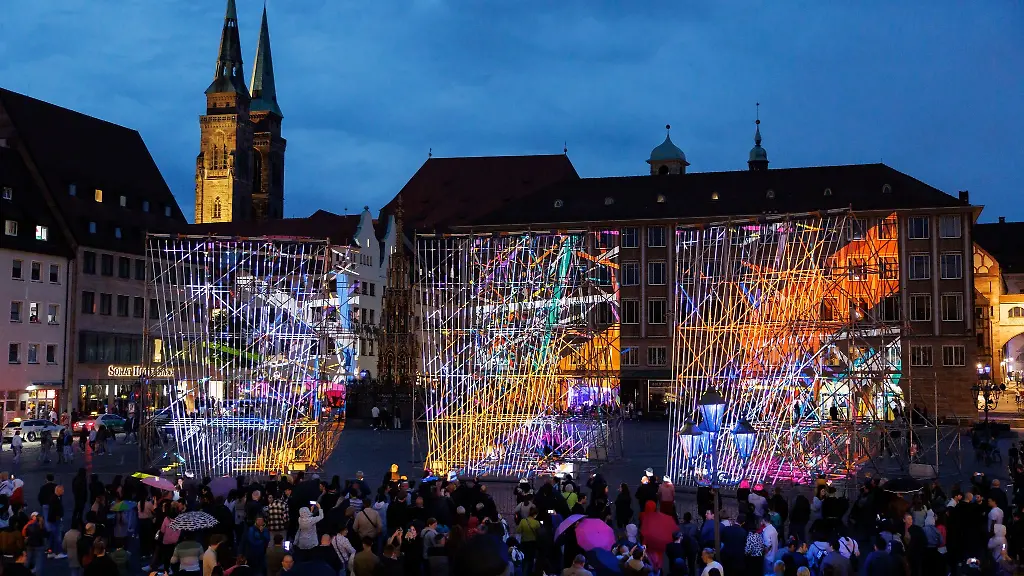 Besuchende-der-Blauen-Nacht-sehen-sich-die-Installation-TRANSFORMATION-XYZ-von-Stefan-Reiss-an