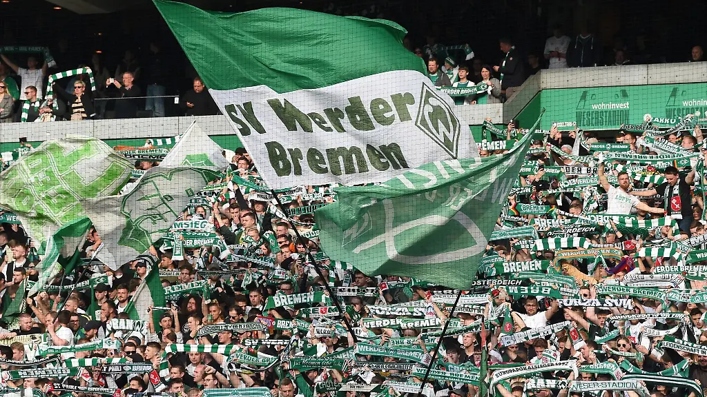 Fussball-Bundesliga-Werder-Bremen-Bayern-Muenchen-31-Spieltag-wohninvest-Weserstadion-Werder-Fans-schwenken-die-Fahnen