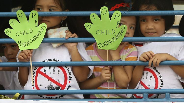 Philippinische Kinder bei einem Demonstration gegen sexuellen Missbrauch: Die Opfer des Mannes sollen zwischen fünf und elf Jahre alt sein.