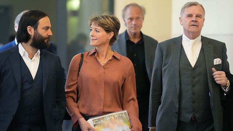 Christina Block kam mit ihren Anwälten und ihrem Lebensgefährten Gerhard Delling zu dem Prozess in das Landgericht Hamburg.