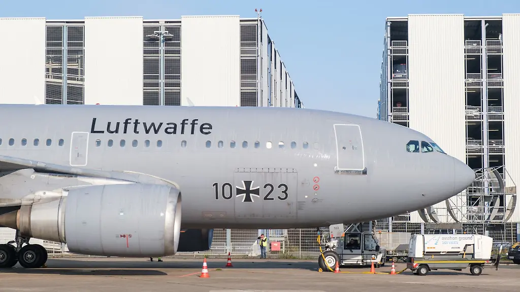 Ein-Airbus-steht-am-Flughafen-Hannover