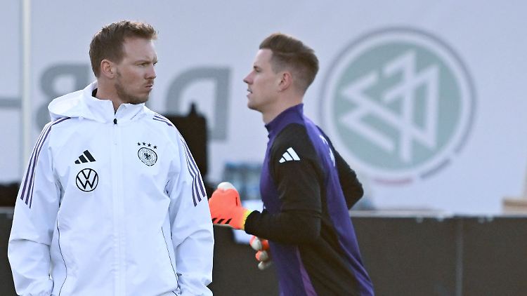 Ernste Miene: Julian Nagelsmann hat Sorgen auf der Torhüterposition, aber hält an Marc-André ter Stegen als Nummer eins fest.
