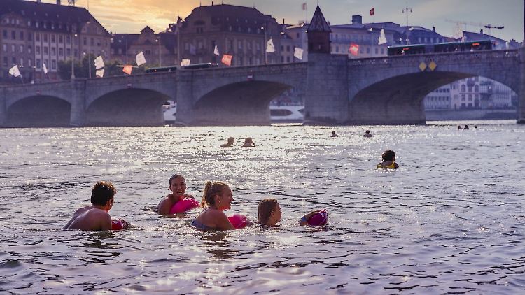 Basel aus einer anderen Perspektive: Hier passieren Schwimmer die Mittlere Brücke, die älteste Brücke der Stadt. 