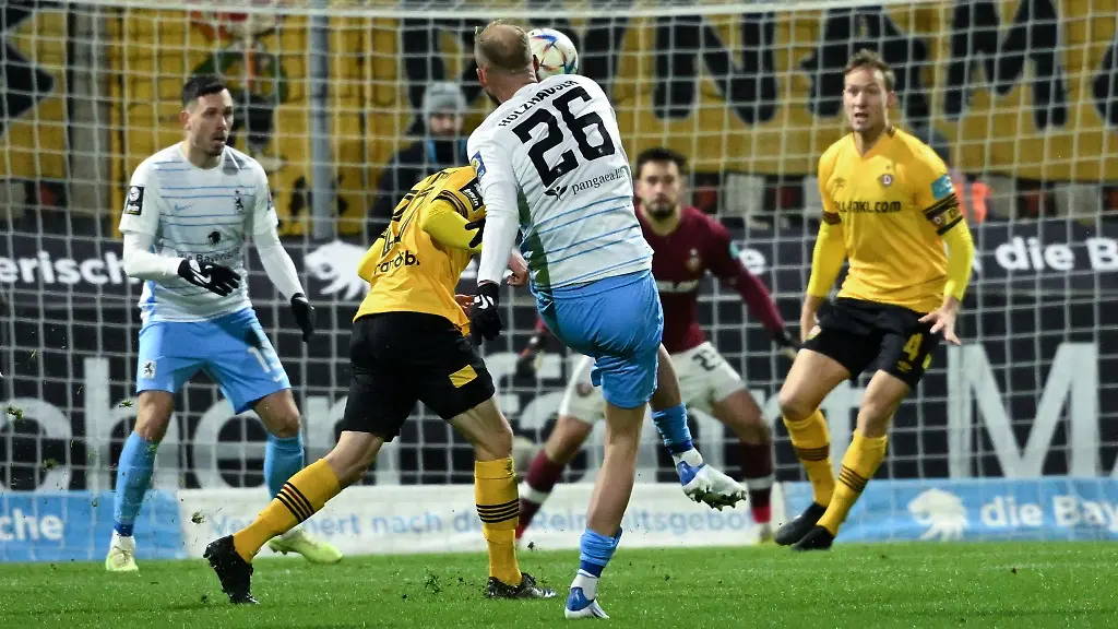 Raphael-Holzhauser-von-1860-Muenchen-in-Aktion