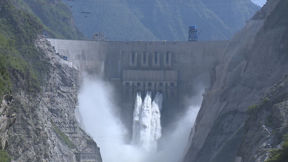 ... 305 Metern. Damit ist die Mauer fast so hoch wie der Pariser Eiffelturm. Der entstandene Stausee ist mit 8 Kubikkilometern vergleichsweise klein. Eine weiterer Talsperre der Superlative steht in ...