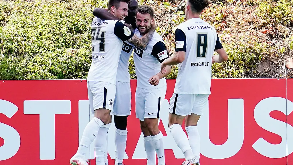 Torschuetze-Luca-Schnellbacher-l-von-Elversberg-jubelt-mit-Mannschaftskollegen-ueber-das-Tor-zum-3-2