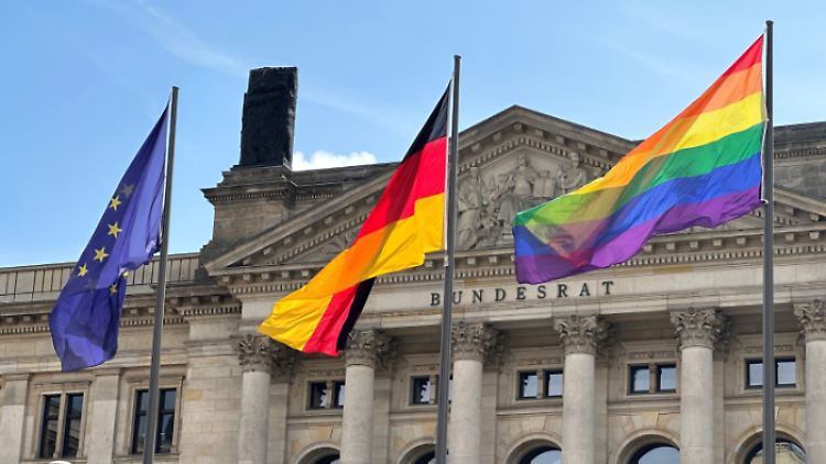 Die Fahne sei ein Bekenntnis zu demokratischen Werten, so die saarländische Ministerpräsidentin.