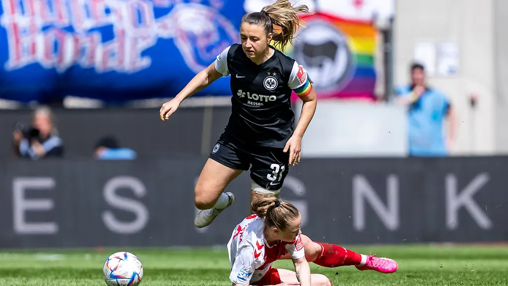 Frankfurts-Tanja-Pawollek-l-und-Koelns-Weronika-Zawistowska-kaempfen-um-den-Ball