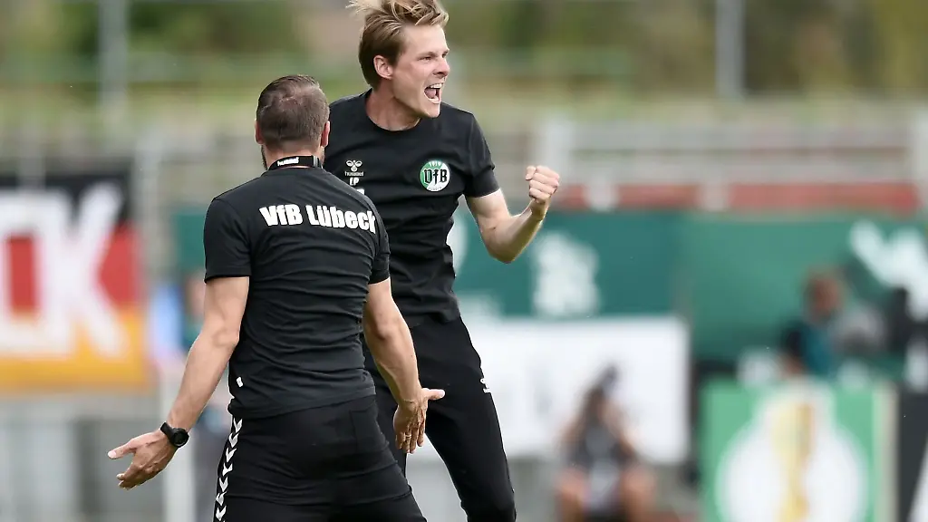 Luebecks-Trainer-Lukas-Pfeiffer-r-jubelt-ueber-den-Sieg-seiner-Mannschaft