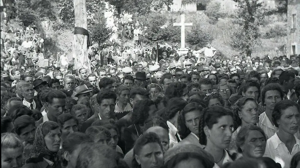 csm-05-Coll-Tabarrani-Sant-Anna-agosto-1945-folla-sul-sagrato-e786a579ab