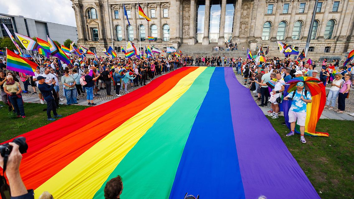 "Die Regenbogenflagge gehört in die Mitte der Gesellschaft", sagt Berlins Bürgermeister Wegner.