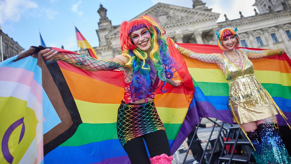 Die bunte Demo steigt vor dem Bundestag.